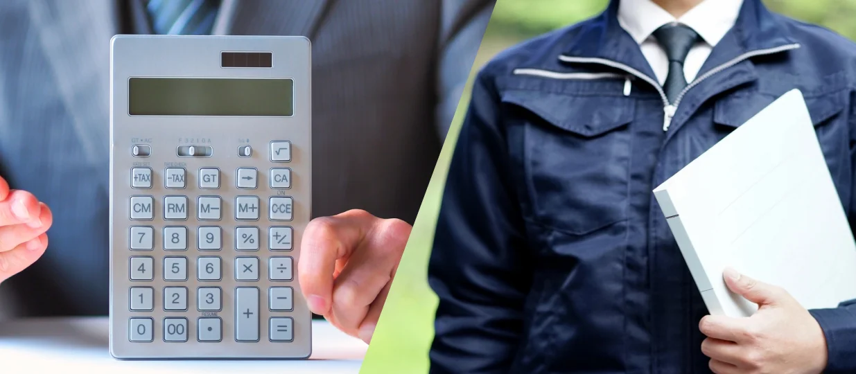 電卓を正面で見せるビジネスマンとファイルを左手で持つ作業員